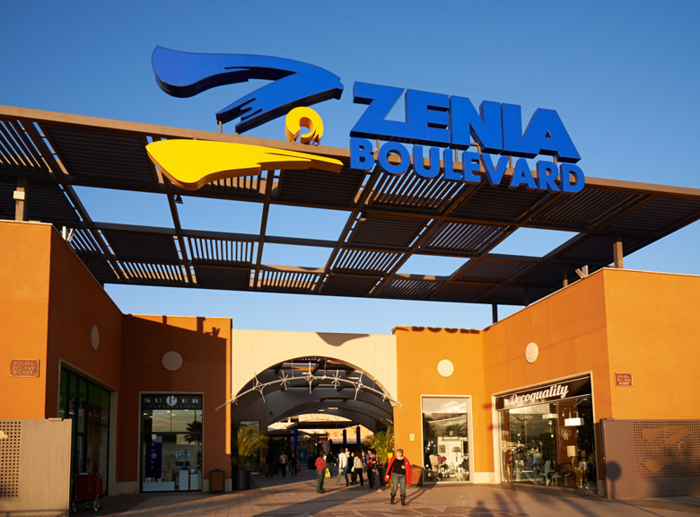 Entrada al centro comercial La Zenia