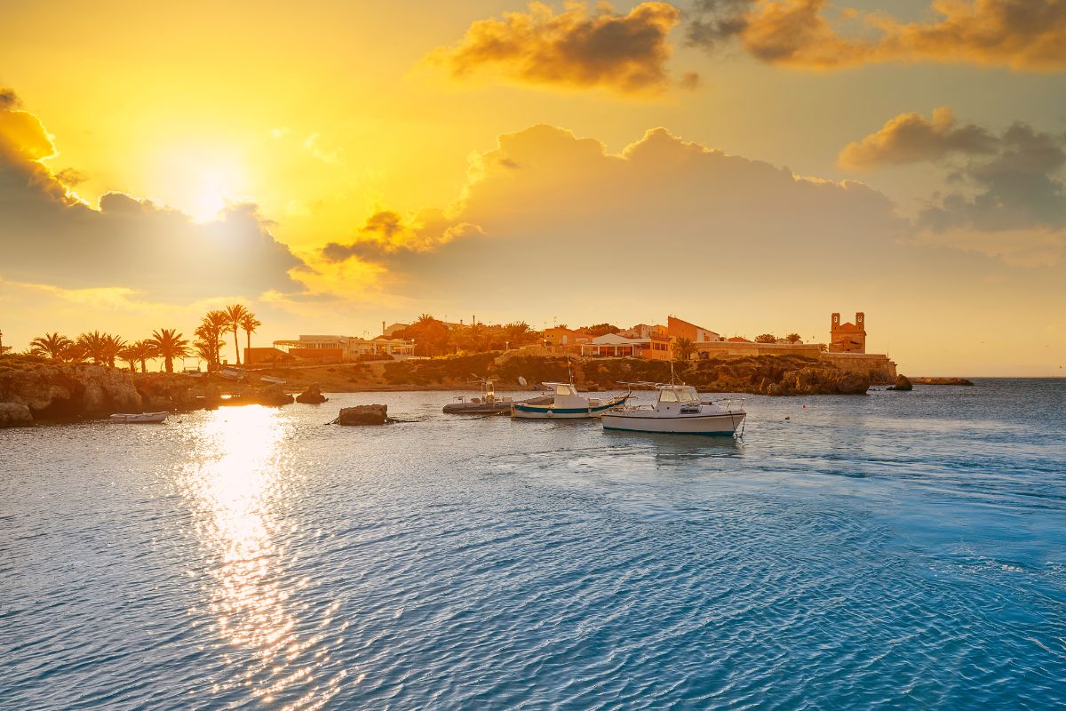 Atardecer mirando al mar en Tabarca (Alicante)