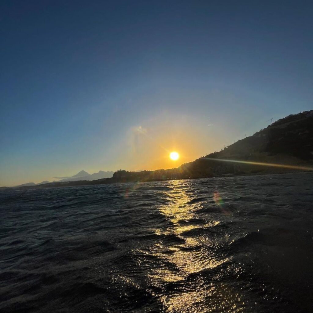 Atardecer desde el kayak en Pueblo Mascarat